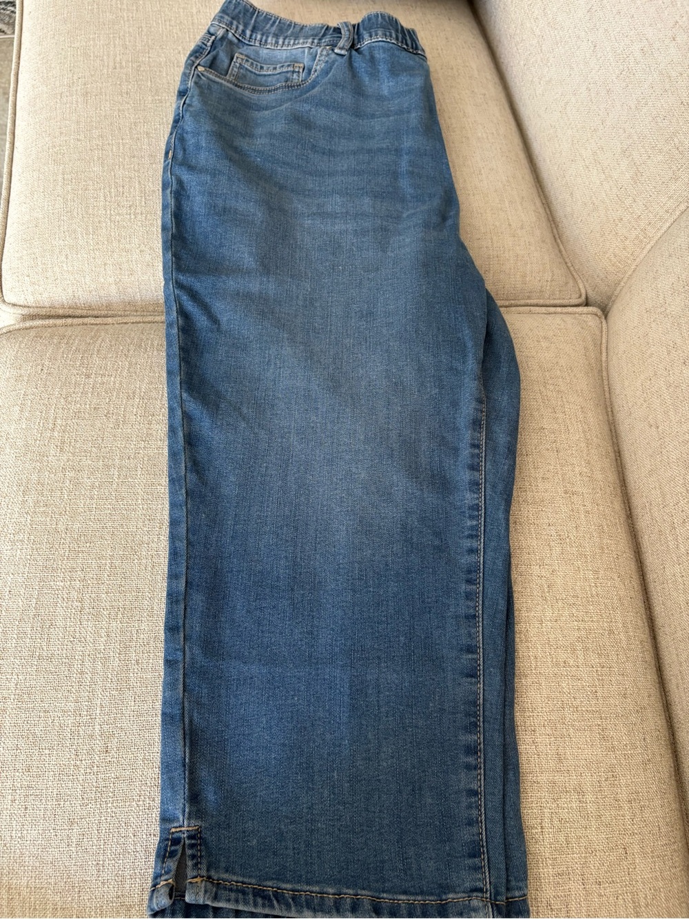 Kohl's NWT Women's Blue Denim Capri Jeans w/Slit at Hem Large